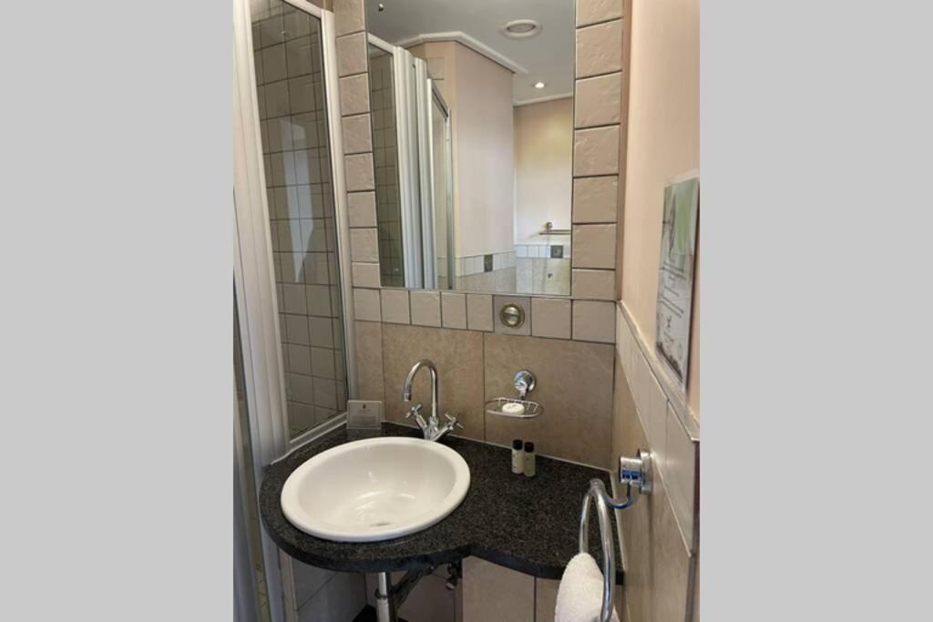 Cool & Easy Flat In The Heart Of Marshalltown Johannesburg Exterior foto